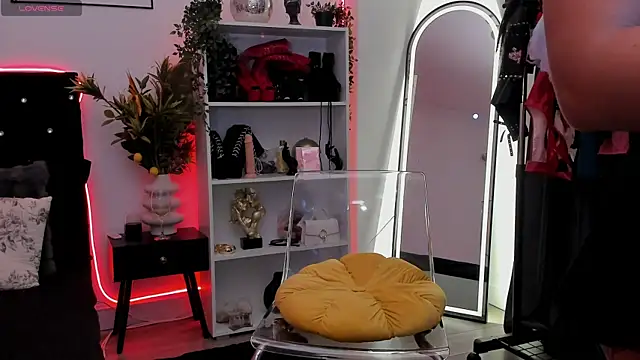 AmyyyDiamond online show from June 10, 2026, 5:14 pm