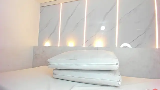 melanie dusk online show from June 18, 2026, 3:27 am