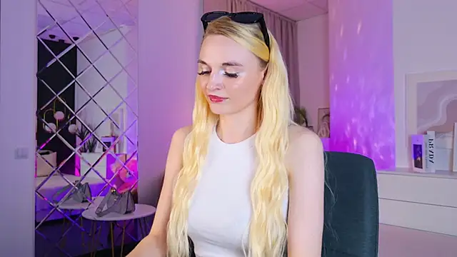 Mila  Lux online show from May 29, 2026, 8:26 pm