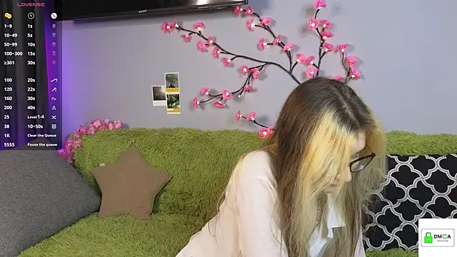 HellyCherry online show from June 6, 2026, 7:52 pm