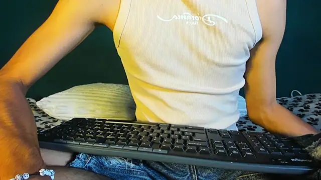 Snapshot of leonix_love chatting on July 8, 2026, 9:10 am leonix love online show from July 8, 2026, 9:10 am