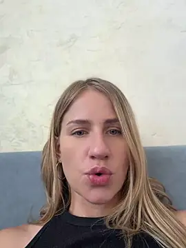 Snapshot of AnnaMist_ chatting on July 6, 2026, 10:33 am AnnaMist online show from July 6, 2026, 10:33 am