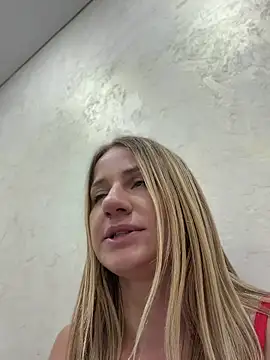 Snapshot of AnnaMist_ chatting on July 8, 2026, 10:43 pm AnnaMist online show from July 8, 2026, 10:43 pm