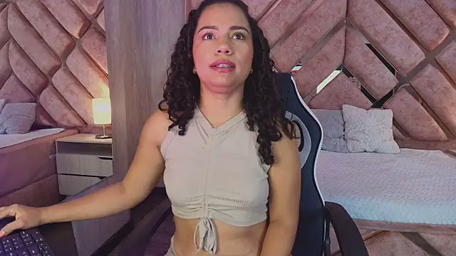 Snapshot of TamaraaHoney chatting on June 25, 2026, 1:05 pm TamaraaHoney online show from June 25, 2026, 1:05 pm