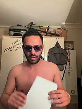 ylnut58 online show from May 15, 2026, 7:23 pm