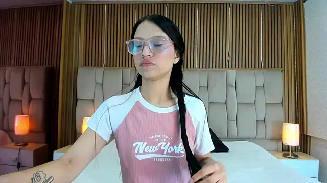 SophiieCalloway1 online show from May 23, 2026, 1:32 pm