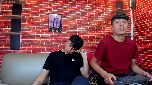 Hoot boyss  online show from July 15, 2026, 8:27 pm