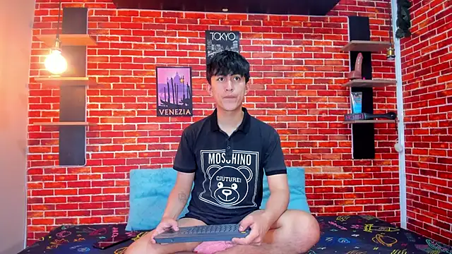 Hoot boyss  online show from June 4, 2026, 8:13 pm