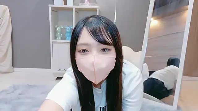 Runa-nn online show from June 19, 2026, 1:44 am