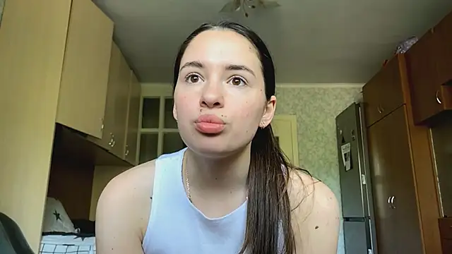 CarolineRu online show from May 27, 2026, 9:27 am