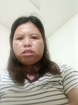-Yeyi- online show from June 3, 2026, 6:23 pm