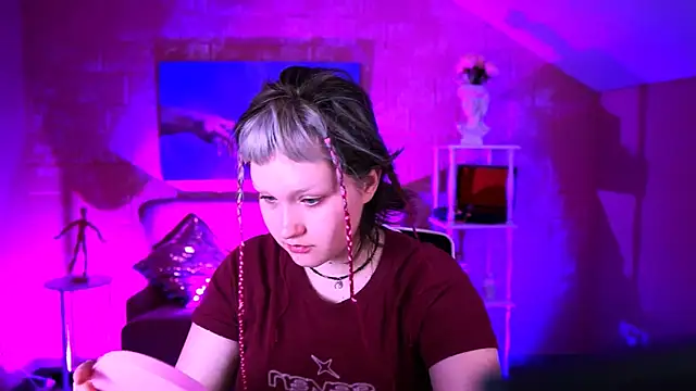 Snapshot of ViolettWoods chatting on July 20, 2026, 6:21 am ViolettWoods online show from July 20, 2026, 6:21 am