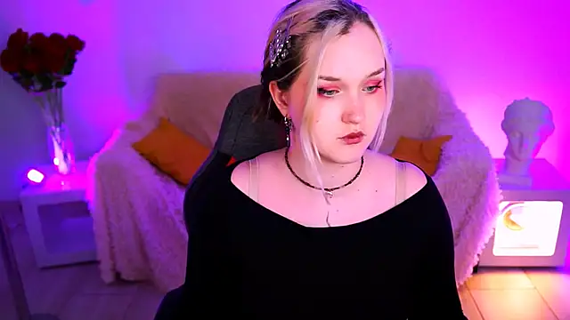 ViolettWoods online show from June 3, 2026, 2:44 pm