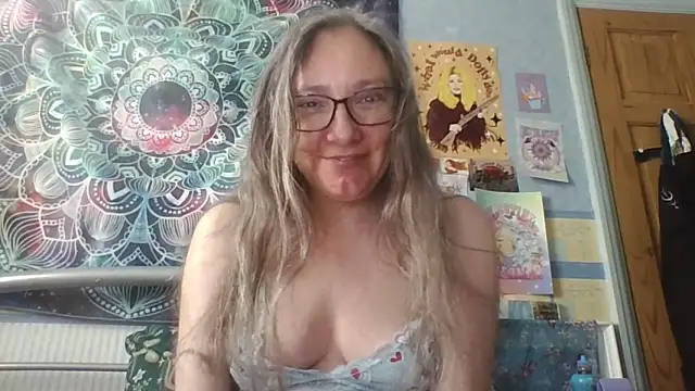 Izzylove47 online show from May 22, 2026, 8:12 am