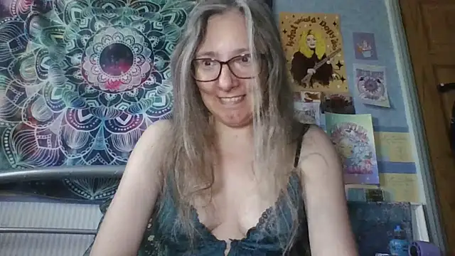 Izzylove47 online show from May 25, 2026, 1:10 pm