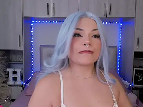 Honniewhitee  online show from July 18, 2026, 8:50 pm
