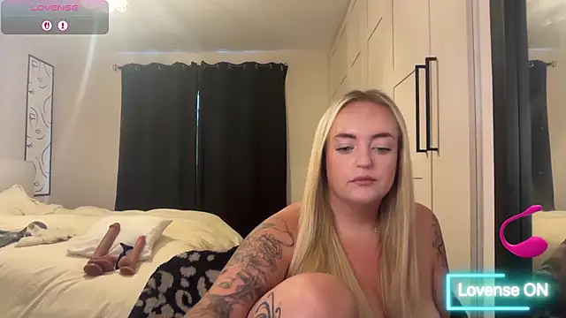 CurvyWetWife online show from June 4, 2026, 9:36 am