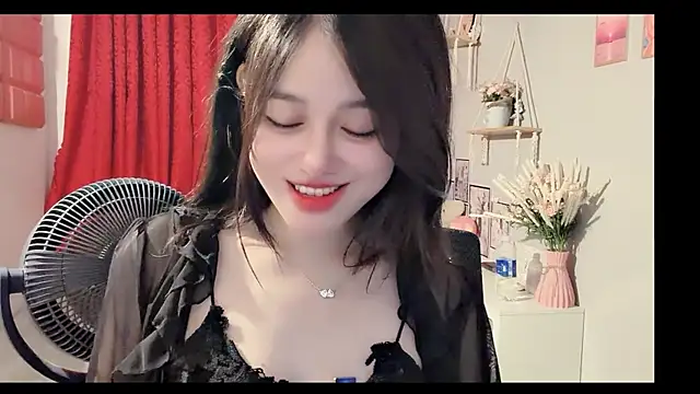 Snapshot of Bee-Cherry chatting on June 23, 2026, 6:11 am Bee-Cherry online show from June 23, 2026, 6:11 am