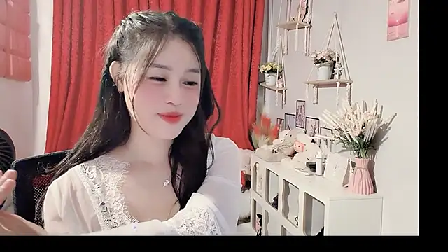 Bee-Cherry online show from June 3, 2026, 2:33 pm