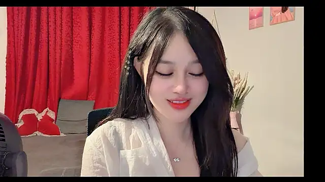 Snapshot of Bee-Cherry chatting on July 4, 2026, 6:01 pm Bee-Cherry online show from July 4, 2026, 6:01 pm