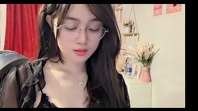 Snapshot of Bee-Cherry chatting on June 29, 2026, 6:09 am Bee-Cherry online show from June 29, 2026, 6:09 am
