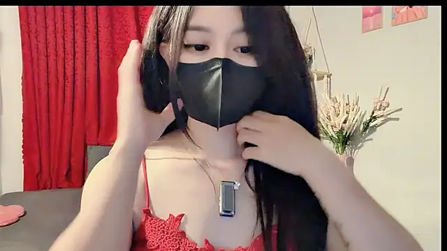 Snapshot of Bee-Cherry chatting on July 7, 2026, 7:28 pm Bee-Cherry online show from July 7, 2026, 7:28 pm