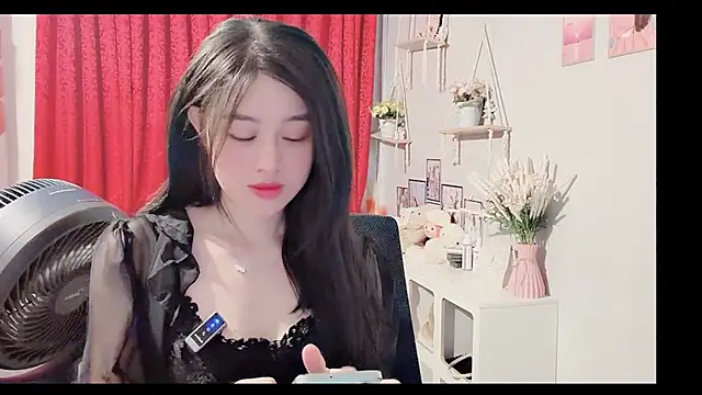 Snapshot of Bee-Cherry chatting on June 7, 2026, 8:03 pm Bee-Cherry online show from June 7, 2026, 8:03 pm