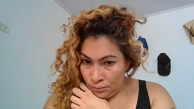 Layla-Astrum online show from May 23, 2026, 12:37 pm