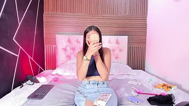 LunaRossie  online show from July 17, 2026, 12:35 pm