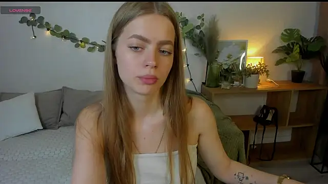 HoneyEmilly online show from June 3, 2026, 10:05 am