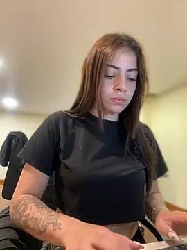 Hanna Cruz  online show from June 30, 2026, 4:29 pm