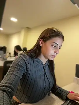 Hanna Cruz  online show from July 22, 2026, 4:20 pm