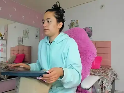 ivyyemerald  online show from June 3, 2026, 12:50 pm