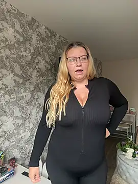 LucieLouBabe online show from July 21, 2026, 10:38 am