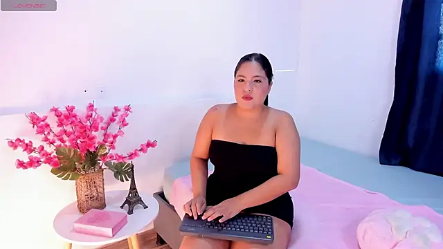 Nikkibounce online show from June 2, 2026, 2:39 pm