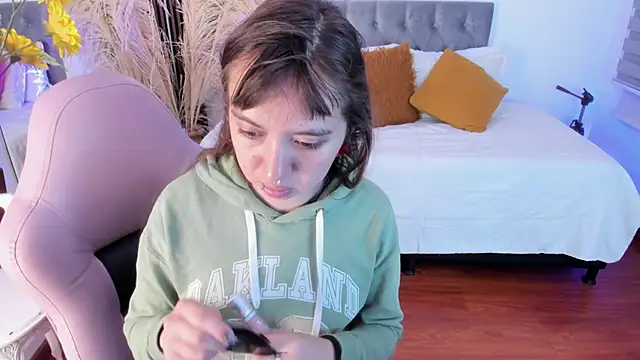 Scarlett  Cooper  1 online show from June 2, 2026, 11:43 am
