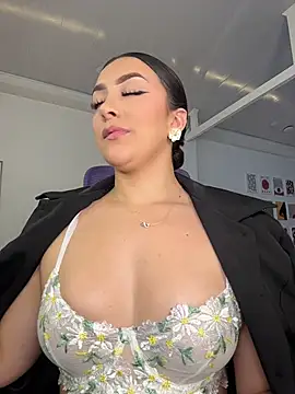  Kimberlyclars online show from May 27, 2026, 1:57 am