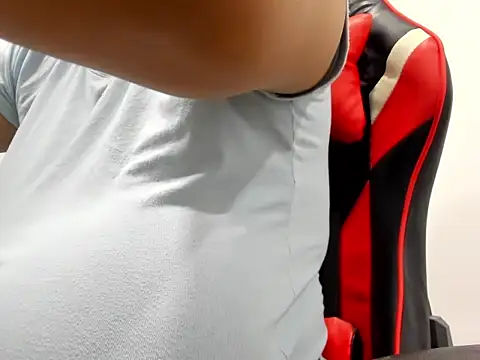 misssweetstits online show from May 27, 2026, 3:52 pm