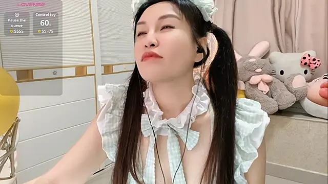 LisaQQQ online show from June 3, 2026, 12:28 pm