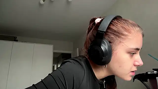 Snapshot of elfLiana chatting on June 2, 2026, 4:40 pm elfLiana online show from June 2, 2026, 4:40 pm