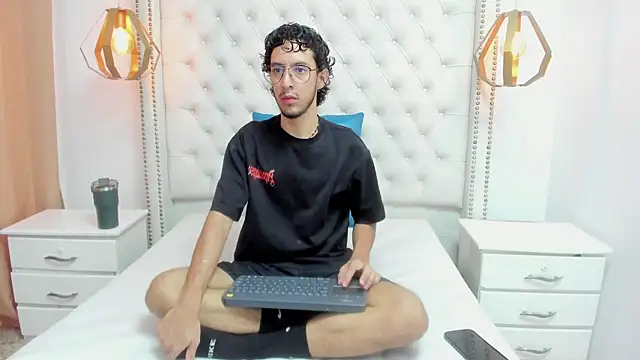 Snapshot of LEO_SANZ66 chatting on July 21, 2026, 12:39 pm LEO SANZ66 online show from July 21, 2026, 12:39 pm
