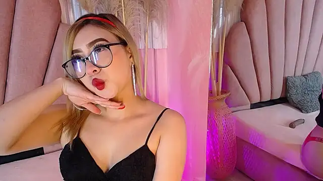 Doll Kitty  online show from June 3, 2026, 12:39 pm