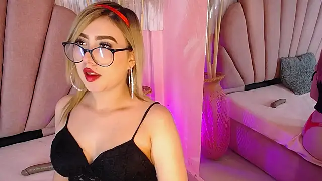 Doll Kitty  online show from June 3, 2026, 2:33 pm