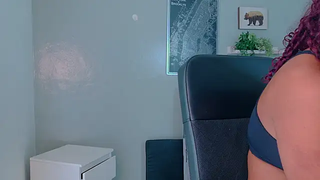 AmeliaLaurent  online show from July 21, 2026, 6:42 pm
