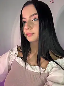 QueenL0la online show from June 3, 2026, 4:23 pm