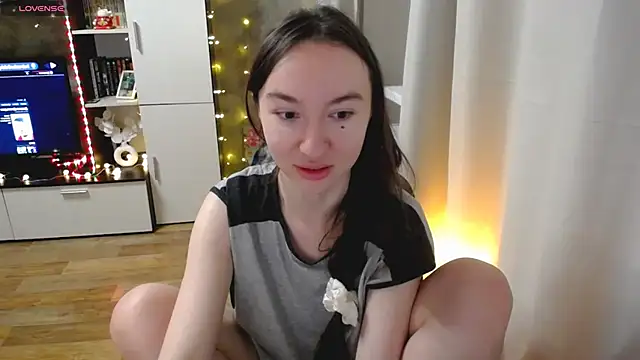 Snapshot of Maryana_Ro chatting on March 15, 2026, 10:28 pm Maryana Ro online show from March 15, 2026, 10:28 pm