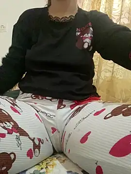 Saraqueen11 online show from June 4, 2026, 3:38 pm