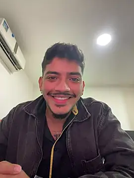 Snapshot of SalvadorVega chatting on July 6, 2026, 5:37 pm SalvadorVega online show from July 6, 2026, 5:37 pm