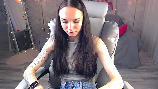 NicoleMerz online show from June 3, 2026, 2:33 pm