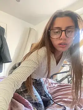 brownpetitegirlxo online show from June 3, 2026, 4:01 pm